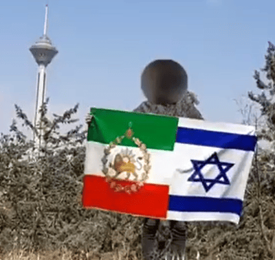 הלם באיראן: איראנים מניפים דגל ישראל ומכוונים את חיל האוויר