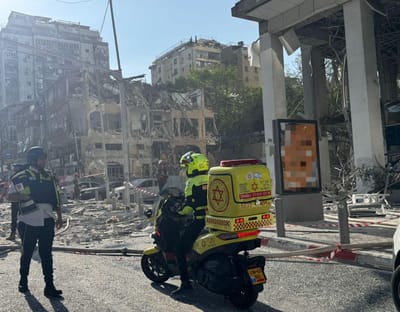 חולון: גבר ואישה כבני 80 נפצעו באורח קשה