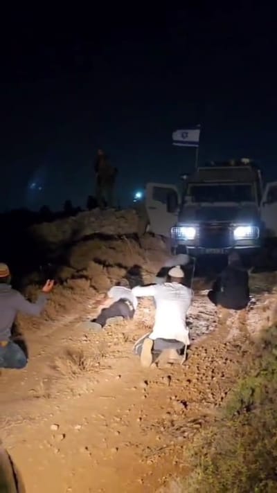 המתיישבים נשכבים על הרצפה לפקודת המג"ד שירה באוויר