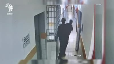 אסירים התבצרו בתא, סוהרים נכנסו עם רימוני הלם | צפו