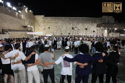 אלפים בכותל המערבי: צפו בקריאת מגילת איכה בשידור חי