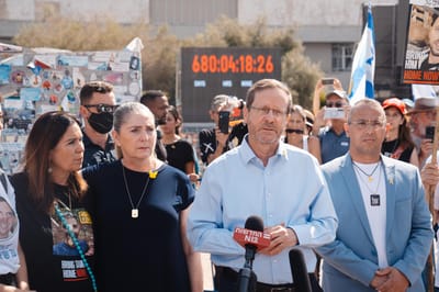 הרצוג בכיכר החטופים: "קורא לעולם להפסיק עם הצביעות"