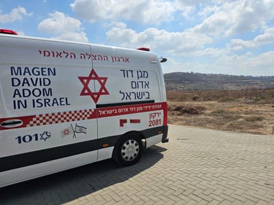תאונת עבודה חריגה: פועל בן 19 נפגע ממערבל בטון, מצבו קשה
