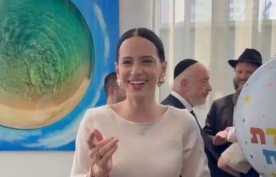 צפו: קורין גדעון ובעלה חוגגים חלאקה לבנם – בדמעות