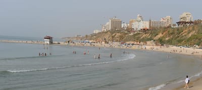 מגובה של 12 מטרים: גבר נפל מצוק בחוף בנתניה, מצבו קשה