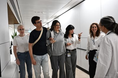 תיעוד ראשון: אליזבט צ'ורקוב נפגשה עם בני משפחתה | צפו