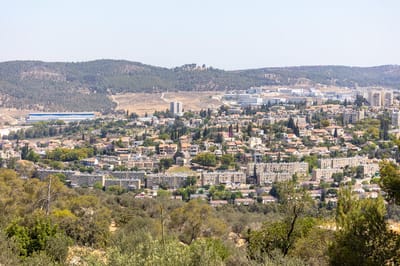 אירוע חריג בבית שמש: פלסטיני תועד מנסה לגנוב חנוכייה ונעצר