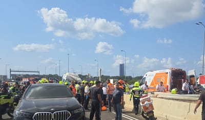 תאונה קטלנית במחלף גלילות: שלט התנתק ממשאית ופגע במיניבוס