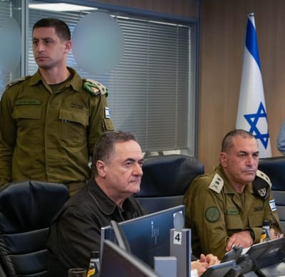 שר הביטחון והרמטכ"ל בבור הפיקוד של חיל האוויר