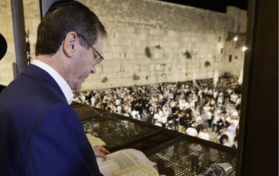 צפו. הרצוג נפגש עם שורדות השבי במהלך סליחות בכותל
