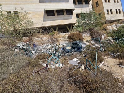 בבית ספר: עץ קרס על שתי ילדות בנות 10