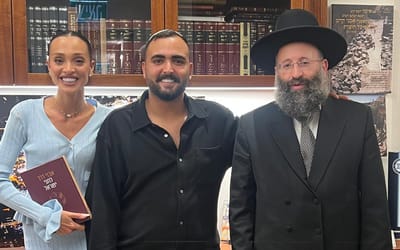 הזוג המאורס אושר כהן ועדן פינס בסליחות עם רב הכותל