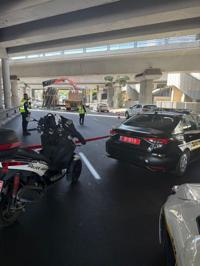 משאית פגעה בגשר רוקח: עומסי תנועה כבדים באיילון
