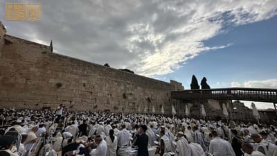 עם שורדי שבי ומשפחות חטופים: צפו במעמד ברכת הכהנים בכותל