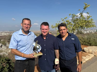 טומי רובינסון בשומרון: "ישראל לא יכולה לוותר על השטח"