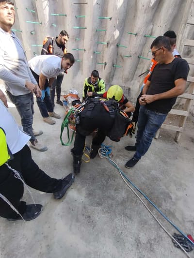 חילוץ דרמטי בירושלים: אדם נפל לבור בעומק של כ-5 מטרים