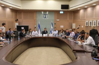 הלומת קרב בכנסת: פוסט-טראומטית שמסתובבת ברחובות, היא טרף קל