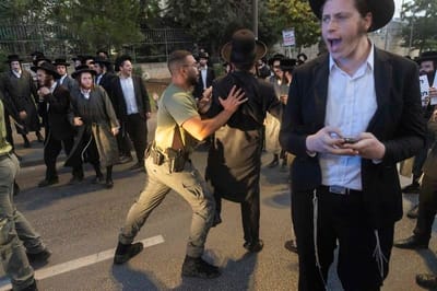 שוטר תועד מכה מפגין: מח"ש פתחה בחקירה