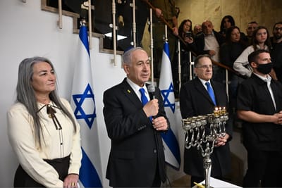 נתניהו בהדלקת נרות חנוכה לעובדי משרדו: "יש עוד ניסים לעשות"