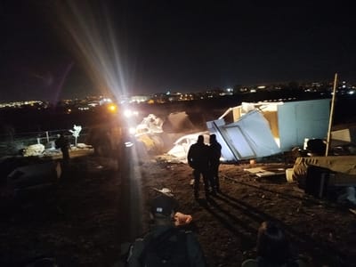 במהלך הלילה: משפחה פונתה מגבעה בהר חברון | צפו בהרס