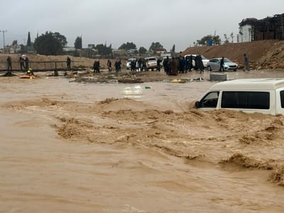הצפות קשות בעקבות מזג האוויר: תיעוד דרמטי מחילוץ משפחה בדרום