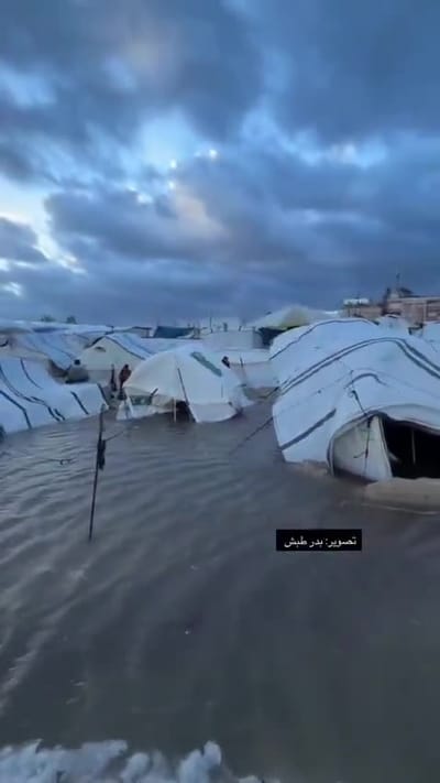רוח עזה: הגשם והגלים מציפים לפלסטינים את האוהלים