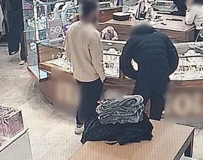 תיעוד: מבקש לראות תכשיט בקניון בכרמיאל – לוקח ונמלט מהמקום