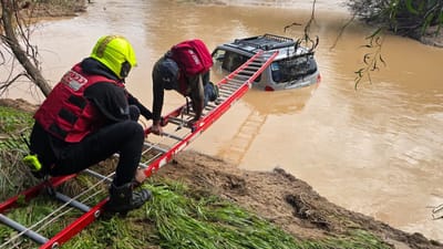 נזקי מזג האוויר: שלושה חולצו מבוץ בנחל שורק; נהג חולץ ברעים
