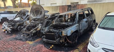 חשד להצתה בקריית מלאכי: ארבעה כלי רכב עלו באש