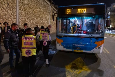מהומה בירושלים: חרדים מפגינים נגד נתיחת גופות התינוקות