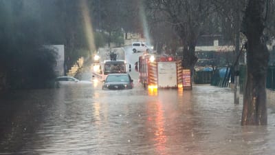 עדכונים מהסערה: מחסום המנהרות הוצף, זוג חולץ מרכב באבו גוש