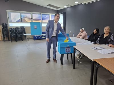 הבחירות לראשות העיר נתניה יצאו לדרך – זה המועמד שכבר הצביע