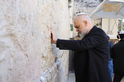 ראש ממשלת אלבניה ביקר בכותל: "חוויה ייחודית לעמוד כאן"