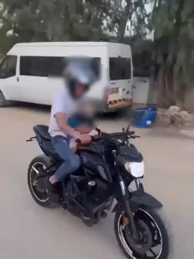 החשוד מכפר עקב מרכיב את אחיו התינוק
