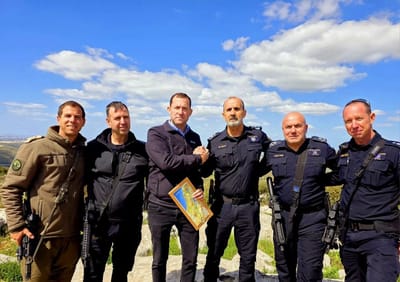 יוסי דגן, המפעל ובכירי המשטרה