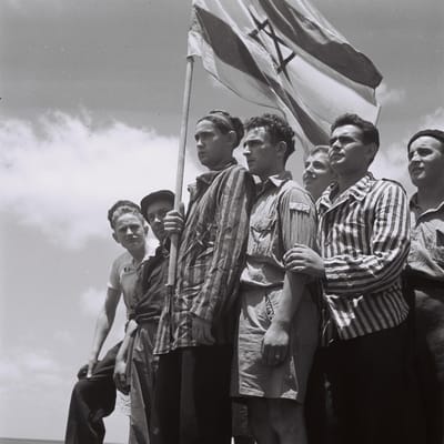 ניצולי שואה מבוכנוולד מגיעים לישראל