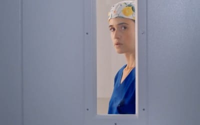 ניב סולטן בתפקיד של רופאה כירורגית