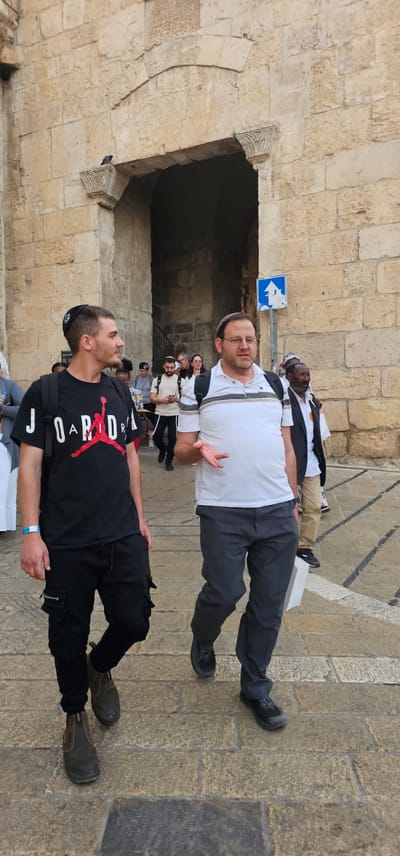אלכסנדר יוקלסון ואריאל שרפר בשער יפו בסיור מתגיירים חדשים בירושלים