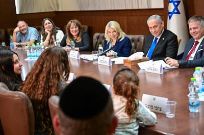 ראש הממשלה נתניהו במפגש עם ילדים שעברו חרמות