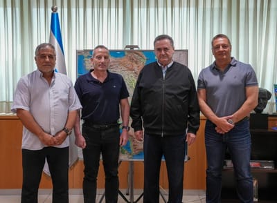 שר הביטחון עם הזוכים