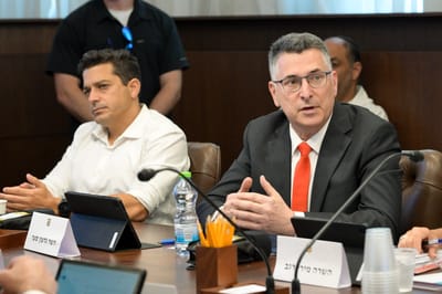 מצ״ב תמונה מישיבת הממשלה.