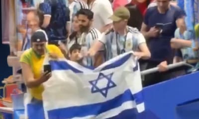 דגל ישראל מונף ביציעים
