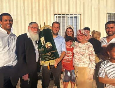 חזון חצי היובל התגשם: ספר התורה המיוחד הוכנס לישיבה בהר עיבל