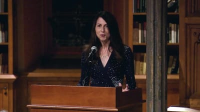 מקנזי סקוט במהלך נאום שנשאה באוניברסיטת פרינסטון