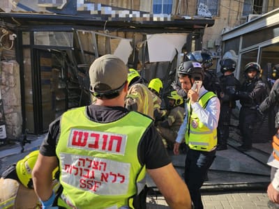 דיווח ראשוני: מרפסת קרסה על מסעדה בירושלים; חשש ללכודים