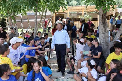“מחנה הקיץ הירושלמי הוא הרבה יותר ממחנה. הוא מסע של ערכים" - משה ליאון בביקורו במחנה