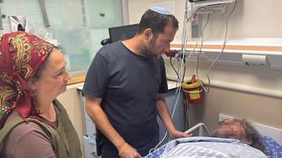 ראש מועצת שומרון לצידו של איתמר כהן שנפצע קשה בפיגוע היום בשומרון