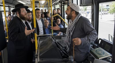 אילוסטרציה: נהג אוטובוס מתעמת עם נוסעים חרדים.