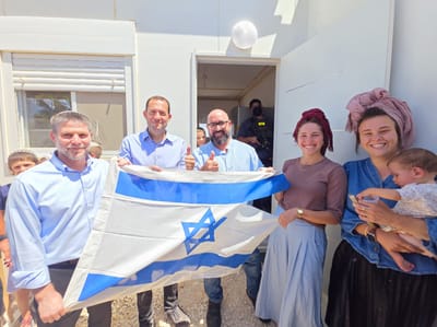 יוסי דגן עם המשפחות החדשות