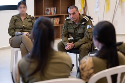 הרמטכ"ל עם התצפתניות
